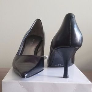 Nine West Black Leather "Nuncio" Pumps